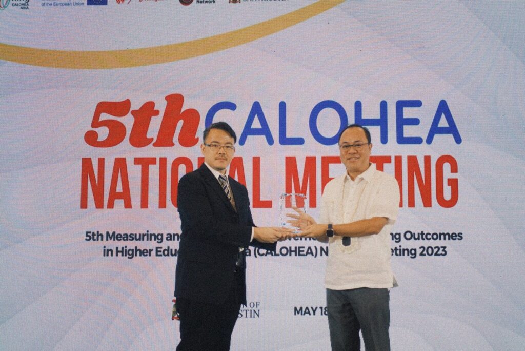 Rev. Fr. Frederick C. Comendador, OSA, President of the University of San Agustin, receiving token from Mr. Korn Ratanagosoom, First Officer and Chief of Strategy of the AUN Secretariat 